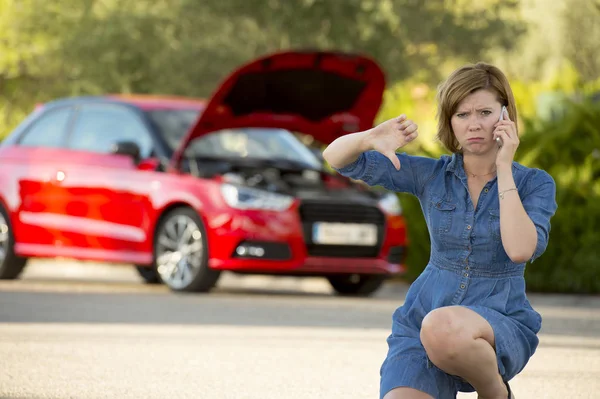 Mulher confusa desesperada encalhada com acidente de carro quebrado motor chamando no telefone móvel — Fotografia de Stock