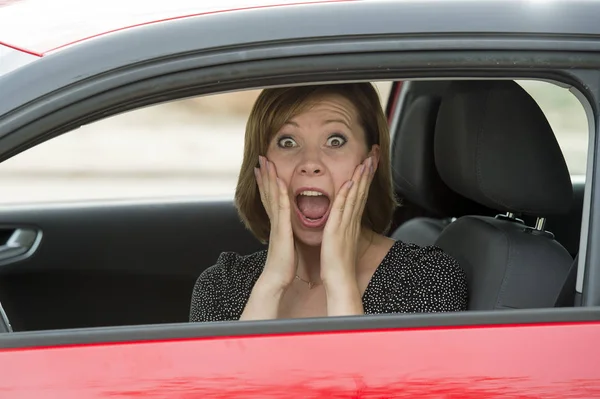 Mujer novata nuevo conductor joven hermosa mujer asustada y estresada mientras conduce coche con miedo y shock — Foto de Stock