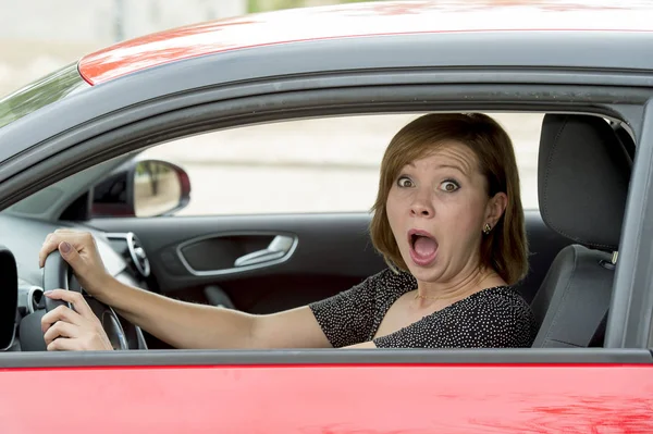Novato do sexo feminino novo motorista jovem bela mulher assustada e estressada ao dirigir carro com medo e choque — Fotografia de Stock