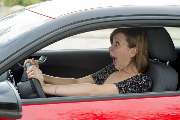 Novato do sexo feminino novo motorista jovem bela mulher assustada e estressada ao dirigir carro com medo e choque — Fotografia de Stock
