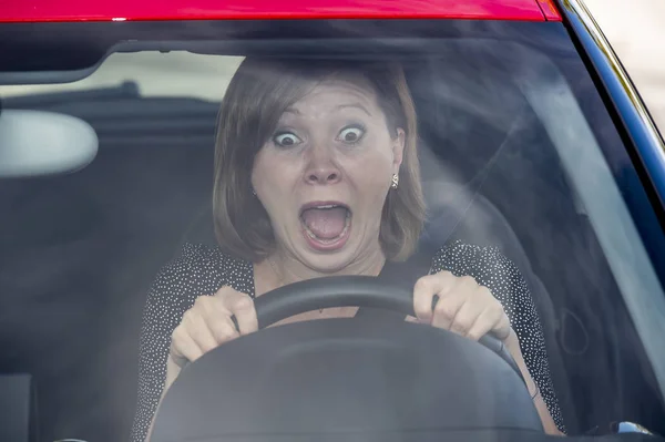 Korkmuş ve korku ve şok araba sürüş sırasında vurguladı kadın çaylak yeni sürücü genç güzel kadın — Stok fotoğraf