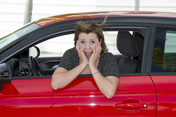 Novato do sexo feminino novo motorista jovem bela mulher assustada e estressada ao dirigir carro com medo e choque — Fotografia de Stock