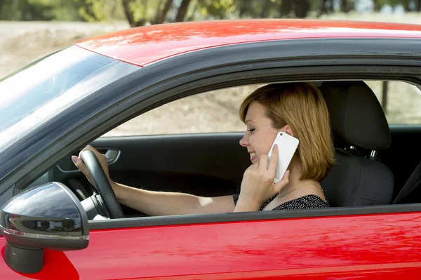 Žena mluvila šťastný na mobilním telefonu podržíte volant volantem rozptylovat — Stock fotografie