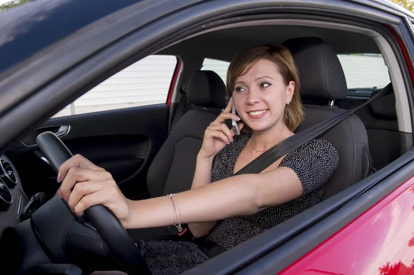 Kadın cep telefonunda direksiyon dikkati araba tutarak mutlu söz — Stok fotoğraf