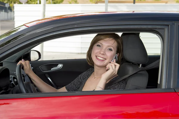 Mujer hablando feliz en el teléfono móvil mientras sostiene el volante del coche conducción distraído — Foto de Stock