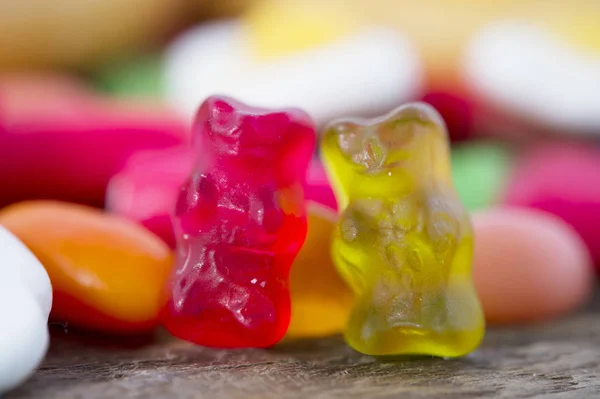 Нездоровая, но вкусная группа сладких конфет из сладкого медведя — стоковое фото