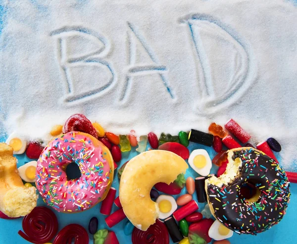 Egészségtelen, de édes cukor fánk sütemény és sok finom csoport — Stock Fotó
