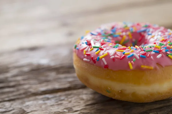 Torta de rosquilla de azúcar dulce poco saludable pero deliciosa en mesa de madera vintage en estilo de vida nutrición cuidado de la salud — Foto de Stock