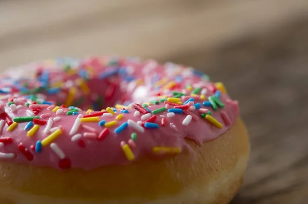 Ungesund, aber köstlich süßer Zucker-Donut-Kuchen auf Vintage-Holztisch in Lifestyle-Ernährung Gesundheit — Stockfoto