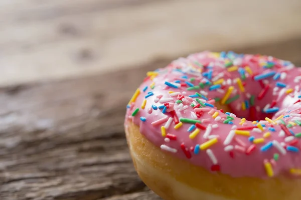 Ungesund, aber köstlich süßer Zucker-Donut-Kuchen auf Vintage-Holztisch in Lifestyle-Ernährung Gesundheit — Stockfoto