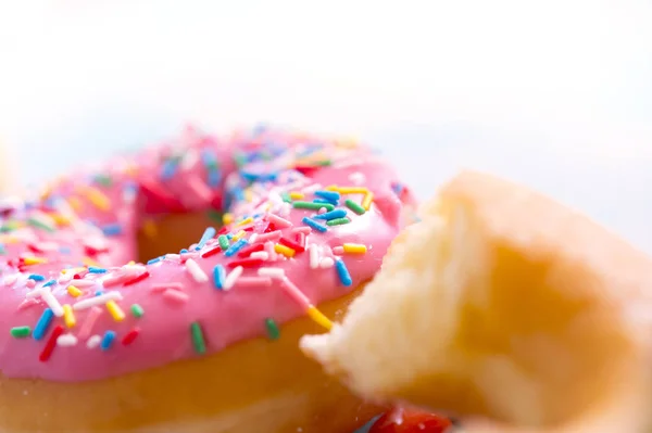 Köstliche Gruppe von süßen Zucker-Donut-Kuchen in Lifestyle-Ernährung — Stockfoto
