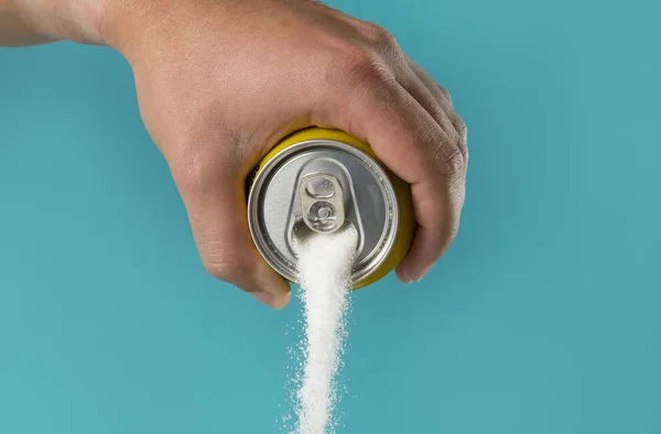 Man hand holding refresh drink can pouring sugar stream in sweet and calories content of soda and energy drinks — Stock Photo, Image