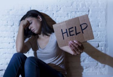 evde oturan kat çekici İspanyol kadın suffe sinirli