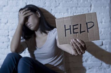 evde oturan kat çekici İspanyol kadın suffe sinirli