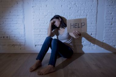 evde oturan kat depresyon duygu üzgün acı hayal kırıklığına çekici İspanyol kadın