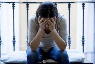 evde yok edilmiş ve depresif depresyon acı seyir balkon oturan çaresiz Latin kadın