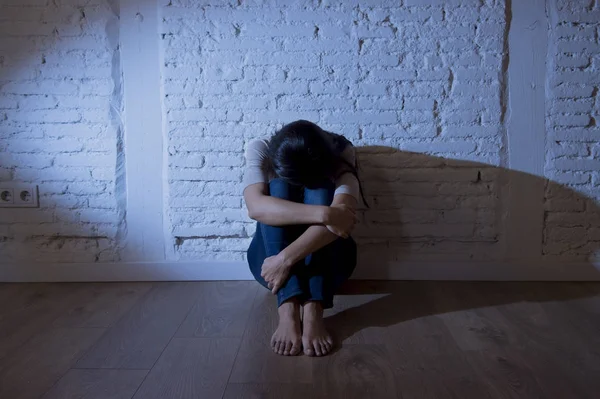 evde oturan kat depresyon duygu üzgün acı hayal kırıklığına çekici İspanyol kadın