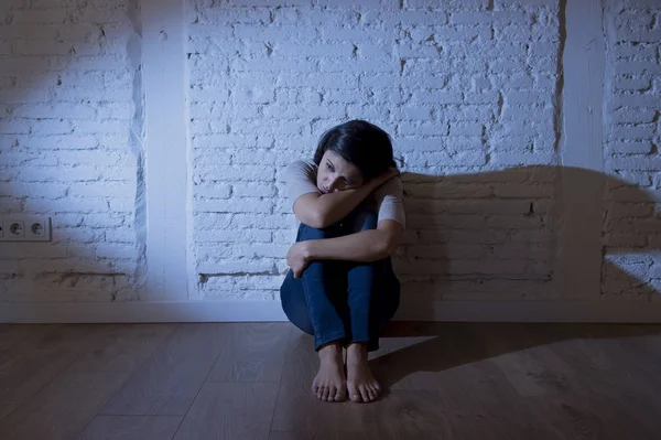 Привлекательная латиноамериканка, сидящая на домашнем полу расстроенная депрессия, грустная — стоковое фото