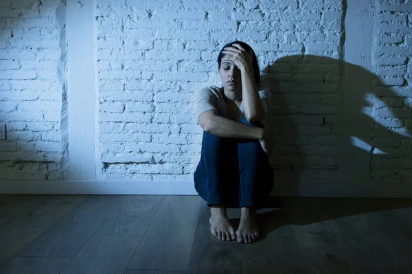 Evde oturan kat çekici İspanyol kadın suffe sinirli — Stok fotoğraf