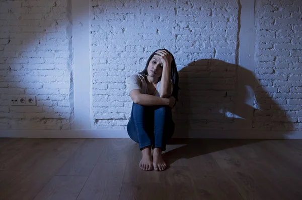 Atraktivní žena hispánský sedí doma podlahu frustrovaný trpěl Su — Stock fotografie