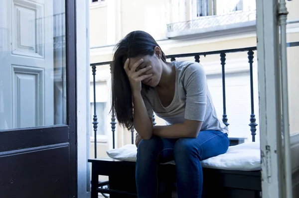 evde yok edilmiş ve depresif depresyon acı seyir balkon oturan çaresiz Latin kadın