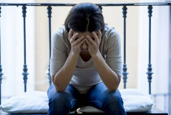 Wanhopige Latijnse vrouw balkon uitkijken vernietigd en depressief depressie lijden om thuis te zitten — Stockfoto