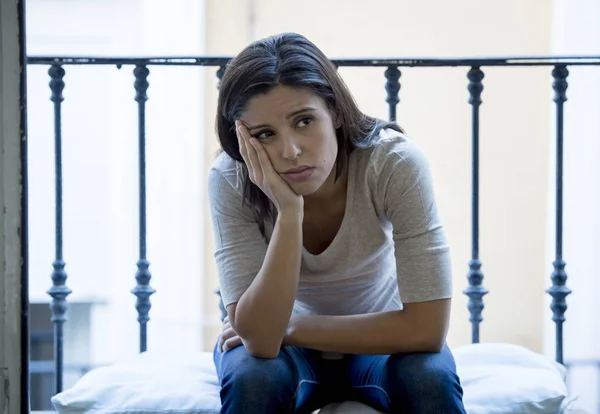 Désespérée femme latine assis à la maison balcon regardant détruit et déprimé souffrance dépression — Photo