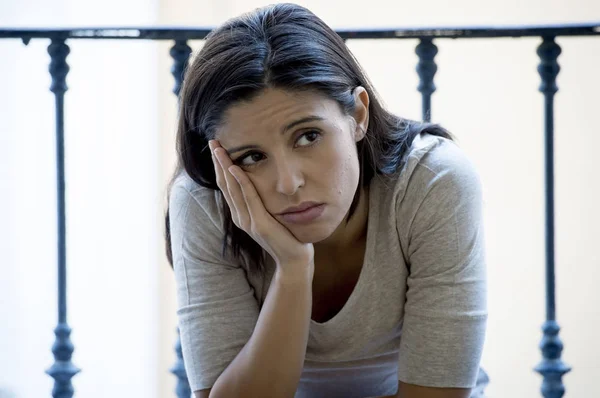 Désespérée femme latine assis à la maison balcon regardant détruit et déprimé souffrance dépression — Photo