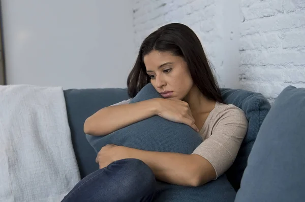 Fiatal, vonzó latin nő feküdt otthon heverő aggódik, szenved a depresszió érzés szomorú és kétségbeesett — Stock Fotó