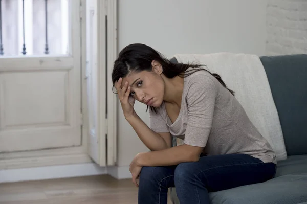 Latijnse vrouw liggen thuis zittend op de Bank huilen bezorgd lijden depressie verdrietig — Stockfoto