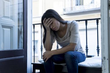 evde yok edilmiş ve depresif depresyon acı seyir balkon oturan çaresiz Latin kadın