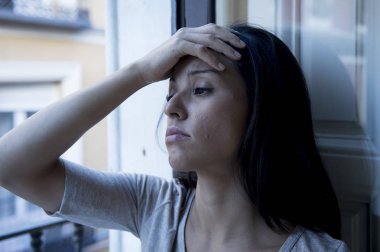 ev balkon arayan çaresiz Latin kadın yok ve depresif depresyon acı