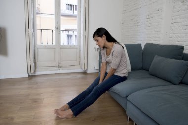  latin kadın evde oturan üzgün kanepe ağlayan endişeli acı depresyon üzerinde yalan