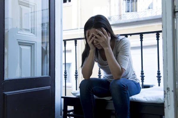Evde yok edilmiş ve depresif depresyon acı seyir balkon oturan çaresiz Latin kadın — Stok fotoğraf
