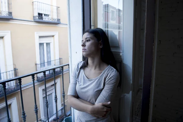 Wanhopige Latijnse vrouw in huis balkon uitkijken vernietigd en depressief depressie lijden — Stockfoto