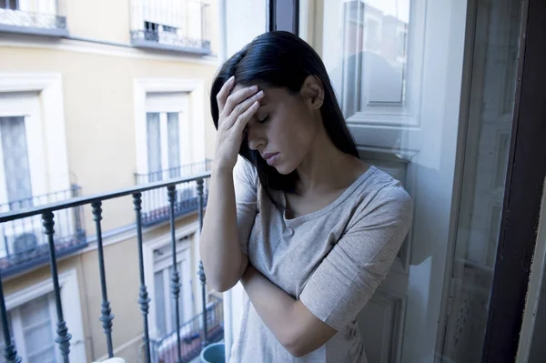 Désespérée femme latine à la maison balcon regardant détruit et déprimé souffrance dépression — Photo