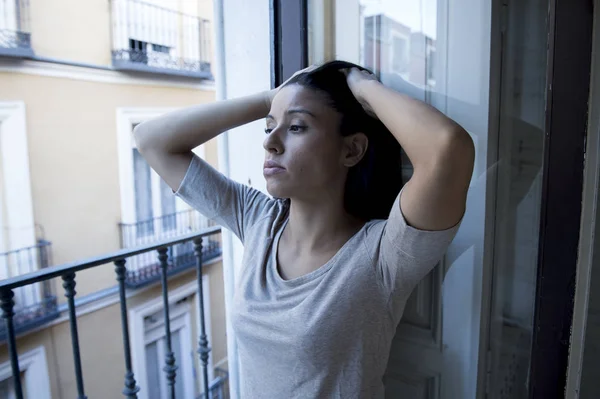 Desesperada mujer latina en casa balcón buscando destruido y deprimido sufriendo depresión —  Fotos de Stock