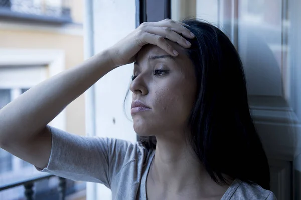Wanita Latin putus asa di balkon rumah tampak hancur dan depresi — Stok Foto