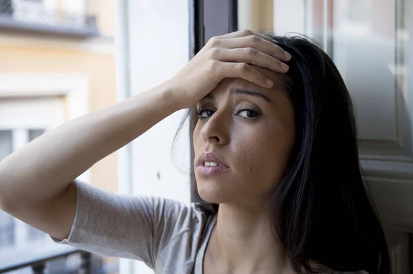 Zoufalá Latin žena v domácí balkon s výhledem zničeny a depresi, utrpení deprese — Stock fotografie