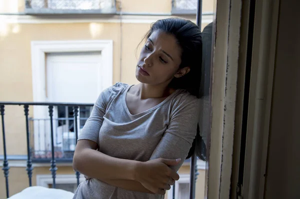 Ev balkon arayan çaresiz Latin kadın yok ve depresif depresyon acı — Stok fotoğraf