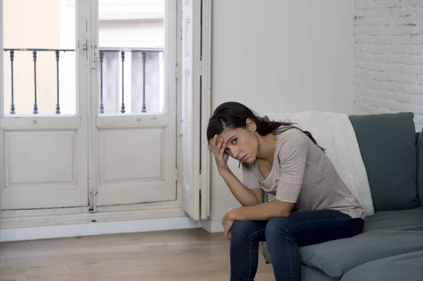 ラテンの女が自宅で泣いているソファに座っている横になっている悲しい苦しみうつ病を心配してください。 — ストック写真