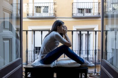ev balkon arayan çaresiz üzgün Latin kadın harap etmiş ve depresif depresyon acı