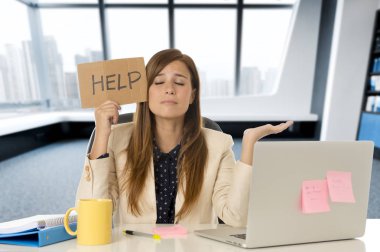 stres yardım işareti tutarak ofis dizüstü bilgisayar masası, çekici üzgün ve umutsuz iş kadını