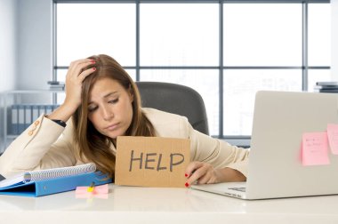 stres yardım işareti tutarak ofis dizüstü bilgisayar masası, çekici üzgün ve umutsuz iş kadını