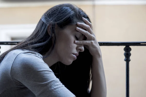 Wanita Latin menyedihkan putus asa di balkon rumah tampak hancur dan depresi — Stok Foto