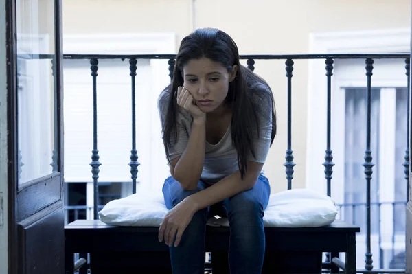 Désespérée triste femme latine à la maison balcon regardant dévasté et déprimé souffrance dépression — Photo