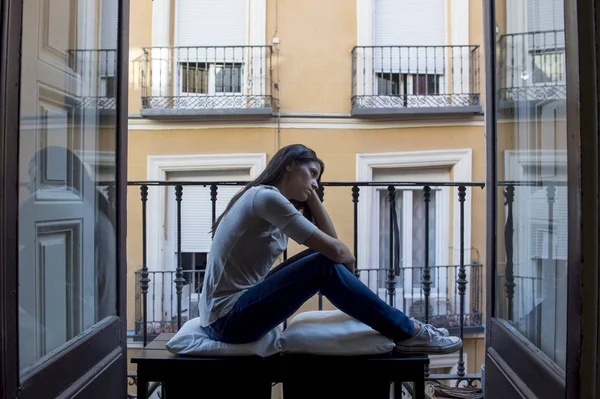 Zoufalé smutně latinky žena v domácí balkon s výhledem zdevastovaný a v depresi, utrpení deprese — Stock fotografie