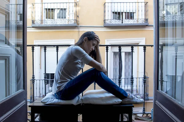 Zoufalé smutně latinky žena v domácí balkon s výhledem zdevastovaný a v depresi, utrpení deprese — Stock fotografie