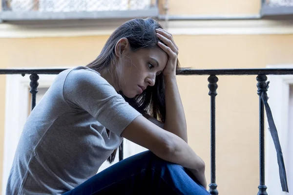 Desesperado triste mulher latina em casa varanda olhando devastado e deprimido sofrendo depressão — Fotografia de Stock