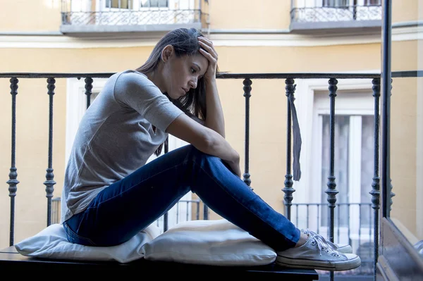 Zoufalé smutně latinky žena v domácí balkon s výhledem zdevastovaný a v depresi, utrpení deprese — Stock fotografie